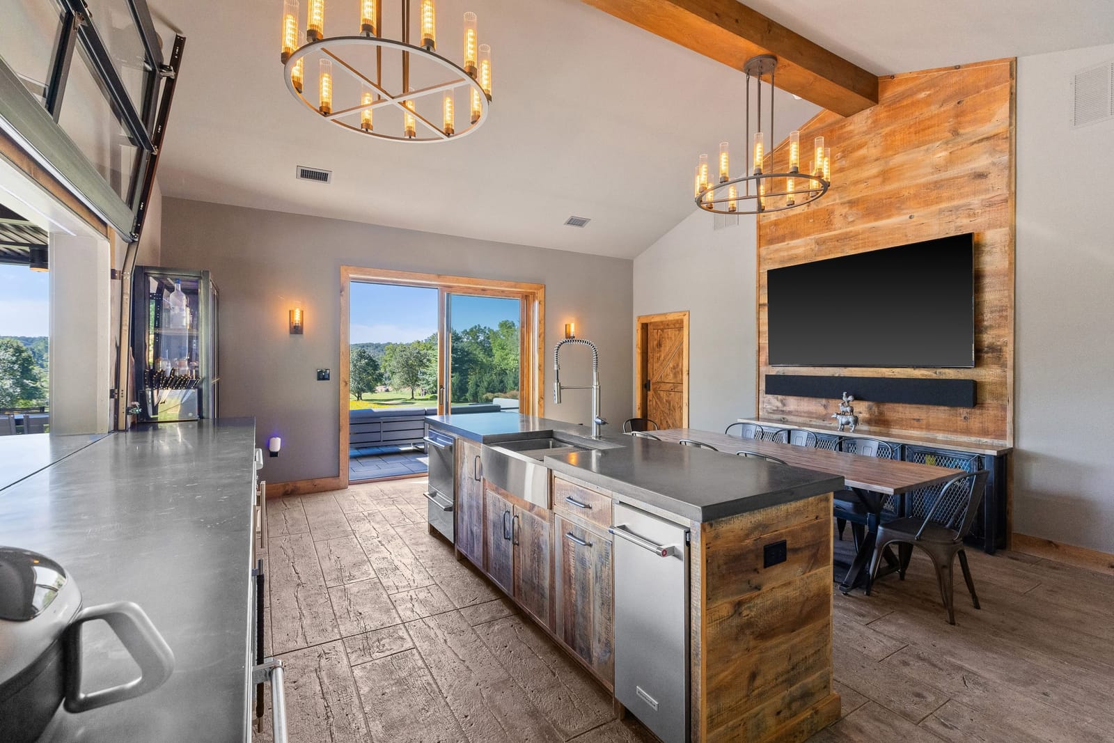 Dreamy Pool House gallery photo